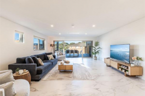 8 Kingfisher stunning unit with water views ducted air conditioning and WiFi